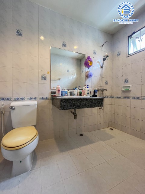 *****บ้านเดี่ยวมือสองย่านกรุงเทพฯ ม.วราภิรมย์ สุขาภิบาล5 เนื้อที่กว้างขวางถึงเกือบ 53 ตร.ว. ฟังก์ชัน 3 ห้องนอน 3 ห้องน้ำ 2 ที่จอดรถ บนทำเลเชื่อมต่อถ.รามอินทรา ถ.สายไหม และถ.พหลโยธิน ใกล้สนามบินดอนเมือง, ทางด่วน "รามอินทรา" และรถไฟฟ้าสายสีเขียว "สถานีสายหยุด"